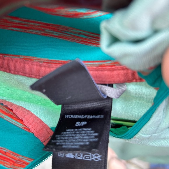 North Face Sports Top - Picture 2 of 2